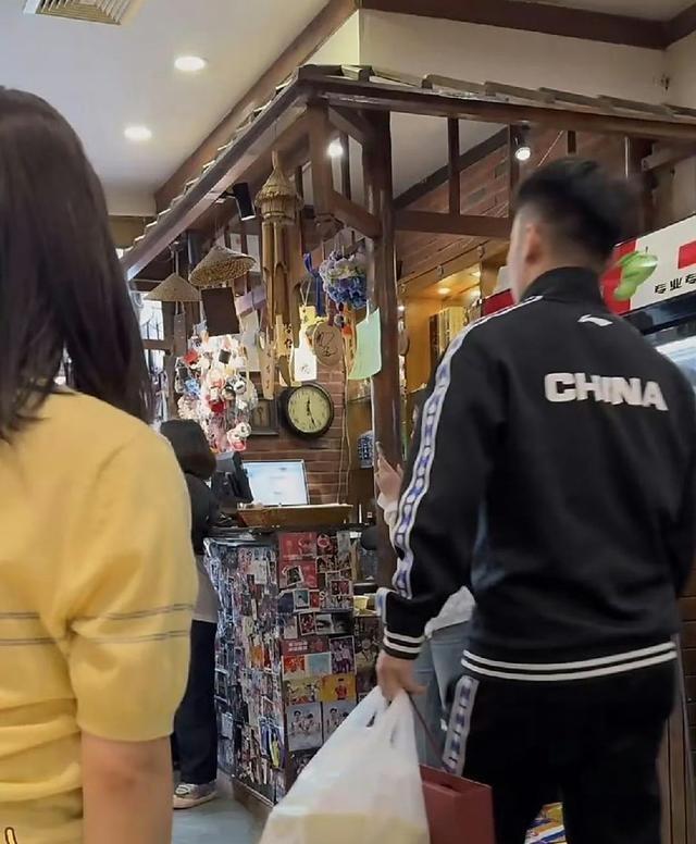 王楚钦让老板娘赚大了，喜笑颜开的在前面带路，为牛冠凯点赞