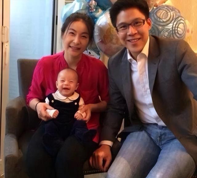 霍启刚高调官宣喜讯仨月，郭晶晶再破天花板，让整个贵妇圈沉默了