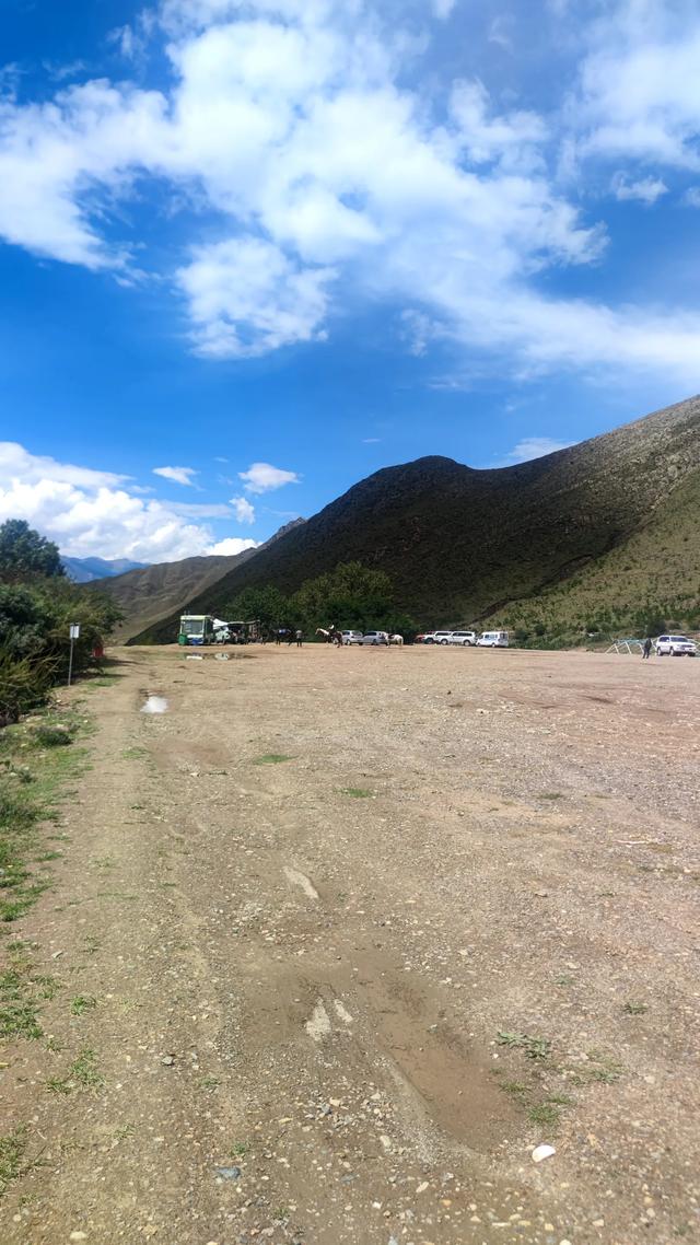 拉萨天堂草原没有草原，或许山上的草就是所谓草原