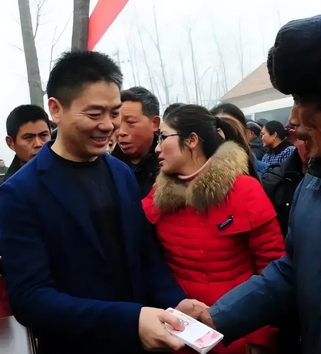 刘强东给老家送年货现场曝光，令人恶心的一幕出现，当场被人制止