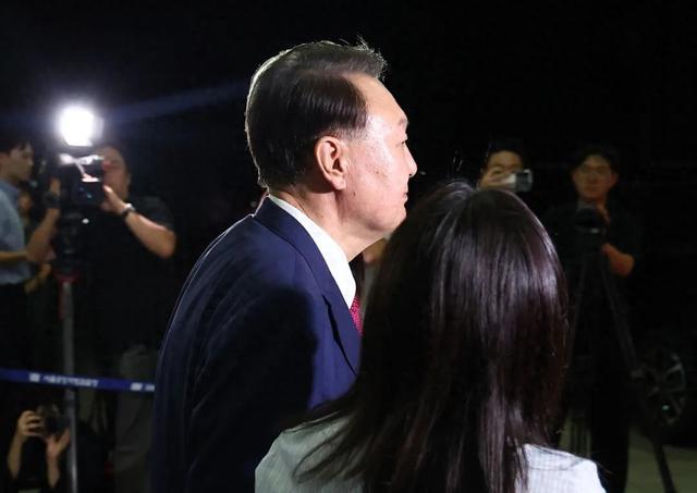 韩国政坛 “地震”，尹锡悦妻子被关进大牢，朴槿惠文在寅集体失声