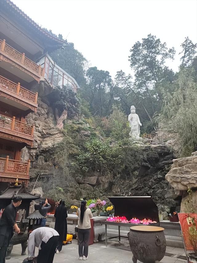 为啥欧美著名教堂大多不收费，国内寺庙普遍收费，原因其实很简单