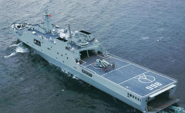 碾压美国级？四川舰携电磁弹射亮相，海军两栖作战迈入新纪元！