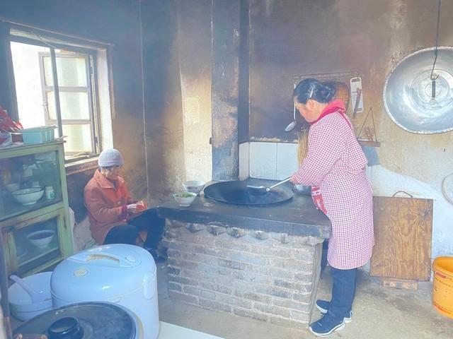 漂亮女邻居老公常年出差，她家灯泡总坏，每次都喊我去修