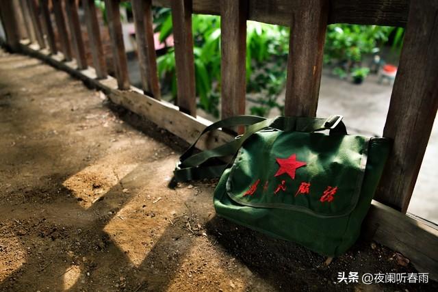 坐火车回军校，在路上受到两个年轻女孩的特殊关照，内心非常感动