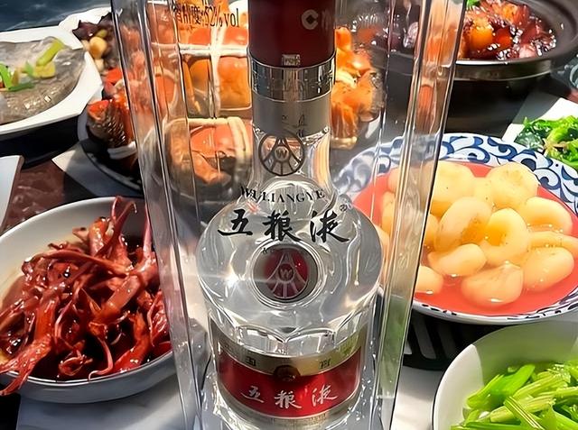 太丢人了，北京一大爷参加酒席，随礼200，竟连喝带拿6瓶五粮液