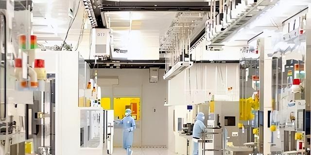 光刻机危机加剧！美、荷正式亮“剑”，美媒：中国芯彻底没招了