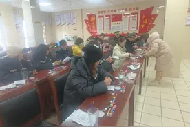 龙泉社区开展“彩绘玻璃杯 玩出新花样”手工活动图片