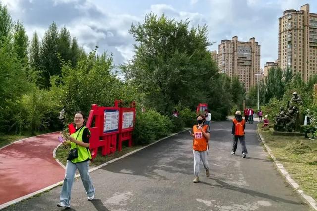 “铭记历史·砥砺前行”——楚古兰街道举办纪念中国人民抗日战争暨世界反法西斯战争胜利80周年徒步活动