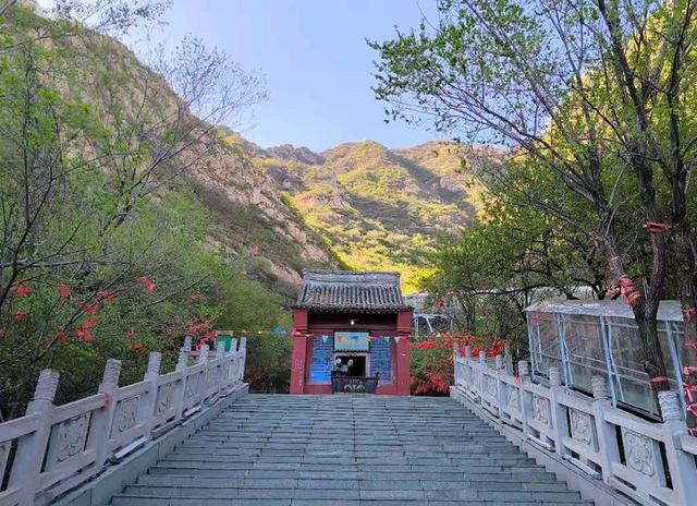 到河北张家口登鸡鸣山