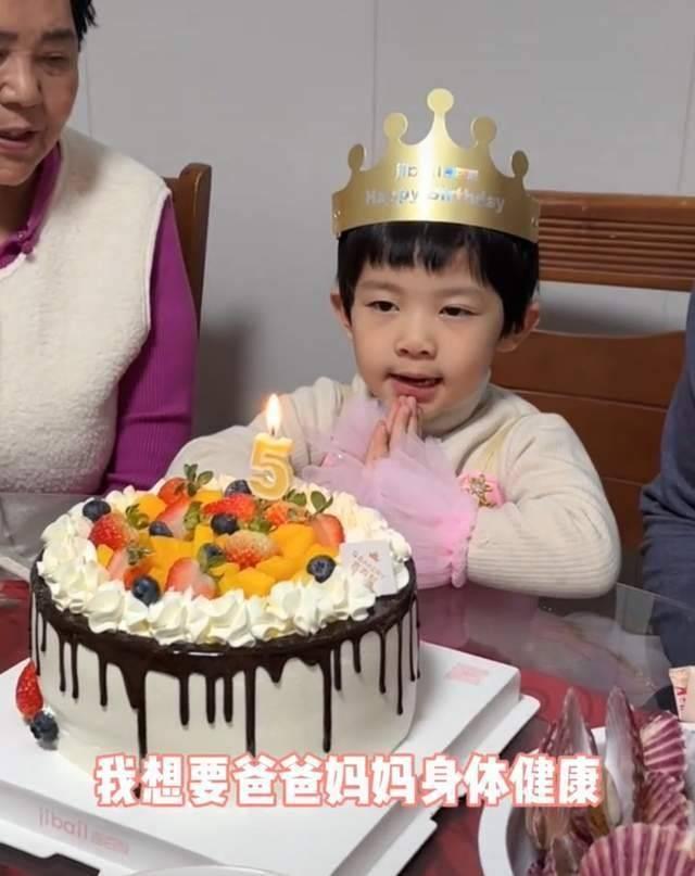 小天赐，终为父母当年的“冲动”买了单，年仅6岁活得不像个小孩