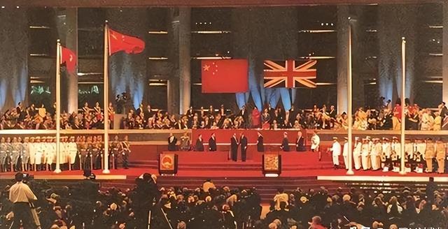 苍天饶过谁！拒唱国歌否认中国籍，俩儿子落户国外，她现状如何？