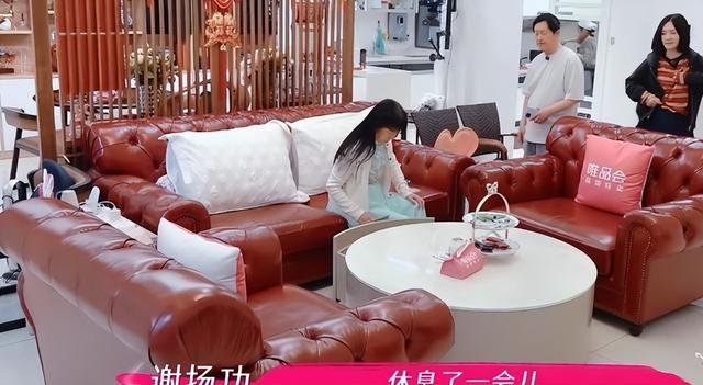 谢娜父母住中江2层大别墅，家里还有保姆，花6000元请司机贵吗？