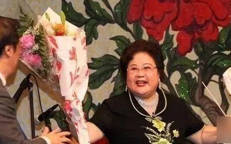 82 岁京剧叛徒归国遭痛骂：吃里扒外，37 年里是叛国还是逐梦？