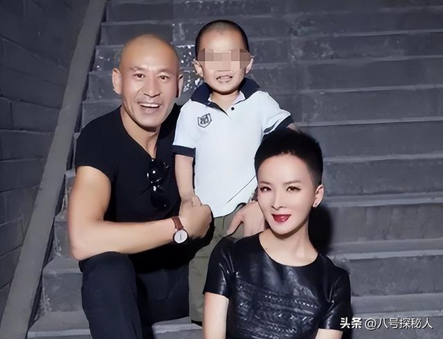 吃里扒外！13年前定居美国，回国捞金遭“驱逐”的她，52岁成笑话