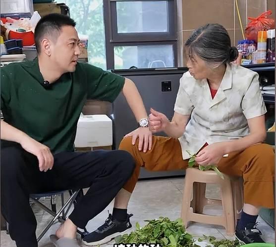 43岁演员李飞无戏可拍，陪母卖鱼：娱乐圈的真相，比鱼摊更刺骨