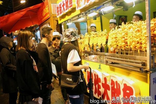 秋雨中的“西安回民街”街市（“陕西之旅”之六）