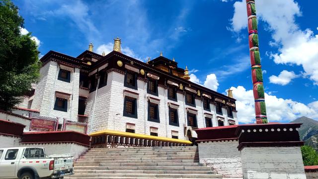 两登拉萨色拉寺后山，上升600米，山顶海拔4200米，经幡飘扬