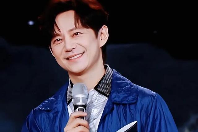 51岁主持人何炅：无妻无女、与保姆相伴，如今终于与自己和解