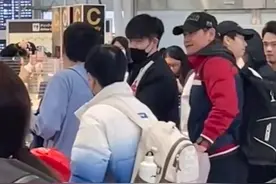 凌晨福冈回北京：王曼昱犯困，孙颖莎带保温杯，王楚钦箱子很亮眼图片