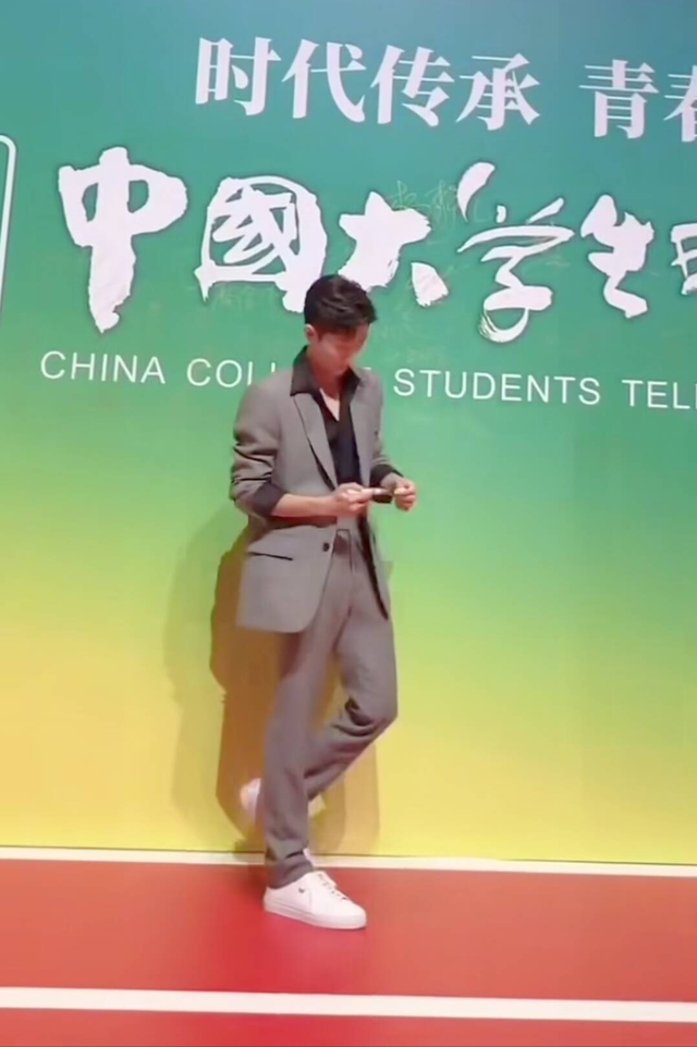 张一山要么不出来 一出来就是帅 这西装一穿 咋感觉他就是越来越帅了