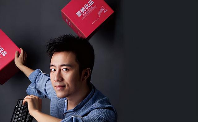 善恶终有报，曾经在求职节目里咄咄逼人的老板，如今竟沦落成这样
