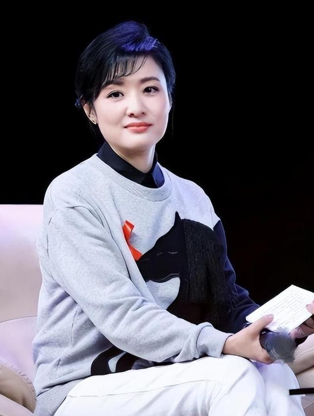 周涛：一婚嫁才子，二婚嫁富豪，53岁又换工作，她哪来的底气？