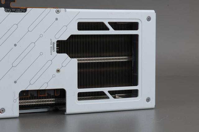 光栅游戏胜过RTX 5060 Ti，专业领域全面加速4倍领先！蓝宝石RX 9070 GRE极地OC显卡评测