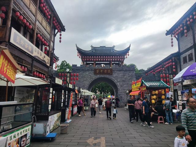 重庆荣昌人造网红景点，节后不降温游人如织，网红直播区最闹热
