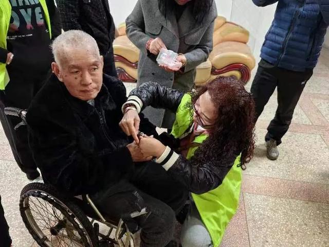 岳阳市龙根绿志愿协会发起“关爱生命 敬老爱老”活动