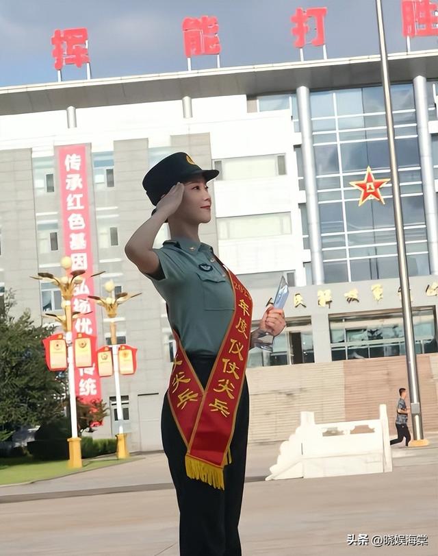 女民兵李思颖阅兵回家后仅半天，又官宣新身份！这才是该追的星