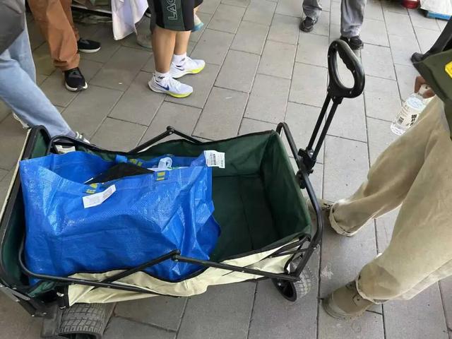 在地坛书市上，买书和买菜一样自然