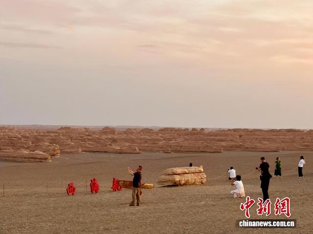 夕阳染金敦煌雅丹更显神秘