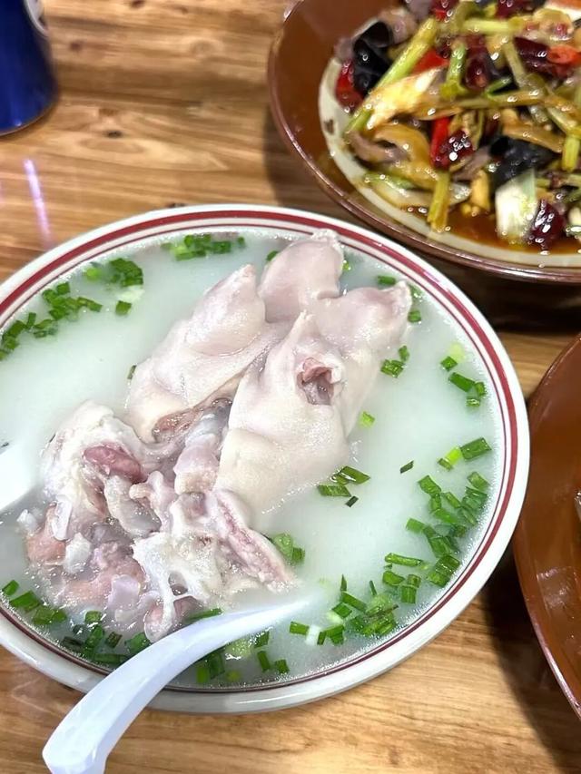 黄了！彩了！1h刹拢成都最近赏秋地，徒步拿奖牌、邂逅古寺银杏！老街美食好吃惨！