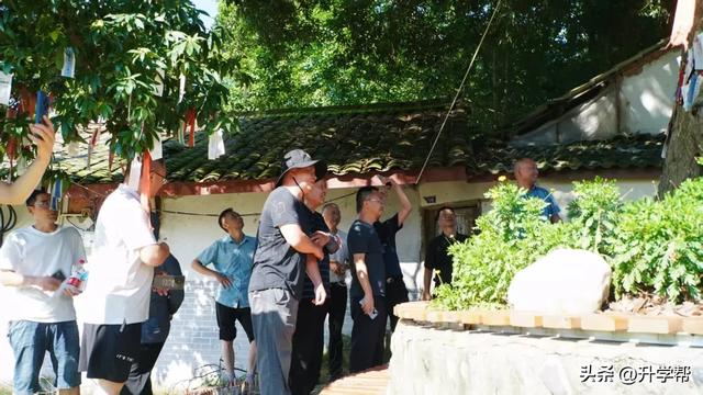 成都邛崃：30多名诗人徒步乾龙湖，纵情书写桑园秀美山川