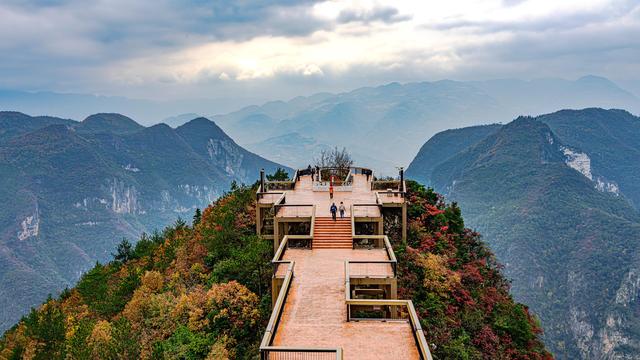 一江碧水，两岸红叶，静看三峡绚丽之秋