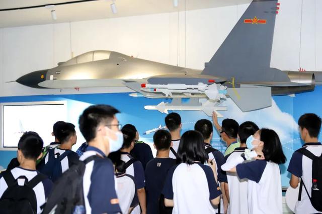 快来航空馆当“小机长”！模拟机舱体验、空中急救、学踢正步…