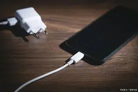 手机充电发烫正常吗？65%人不知道！手机充电器发烫5个致命真相！图片