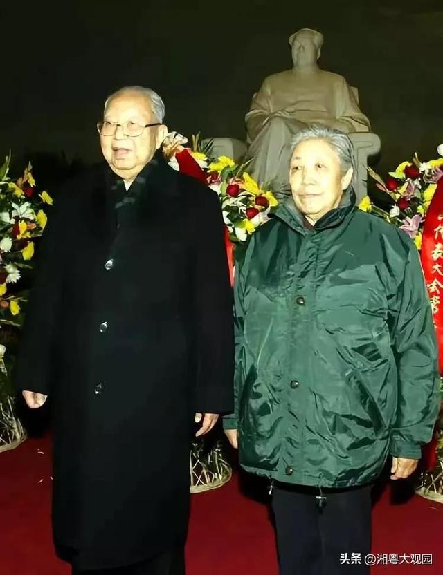 华国锋夫人有多美？1961年全家在长沙留影，韩芝俊30岁，端庄贤淑