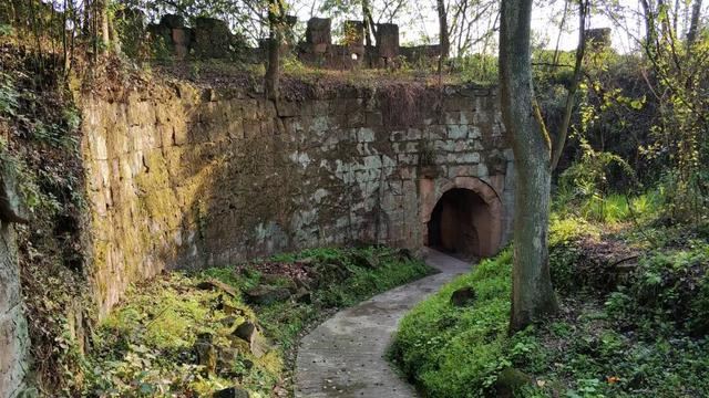 重庆北碚闹市竟藏有一座古寨，设有瓮城，被网友称为"重庆吴哥窟"