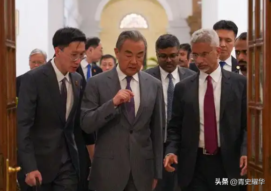 见完莫迪一面后，中方专机并未飞回北京，立马改道去了巴基斯坦