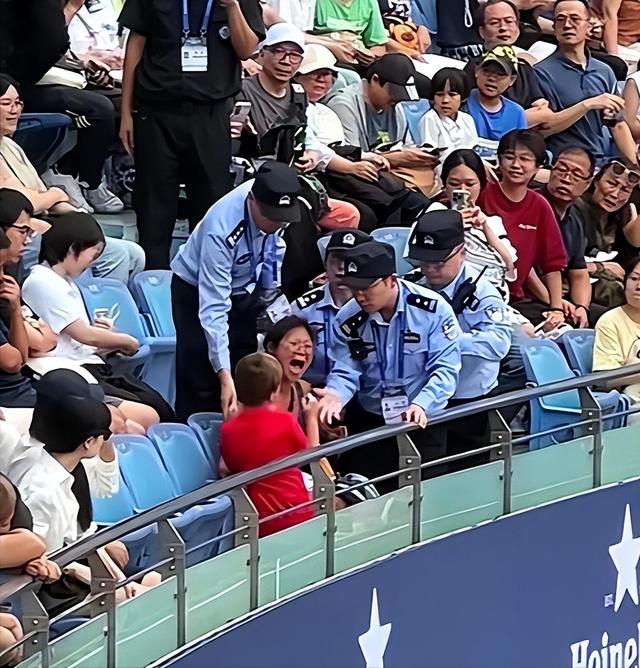 大闹网球赛女子“社会性死亡”！身份被扒，难怪这么狂
