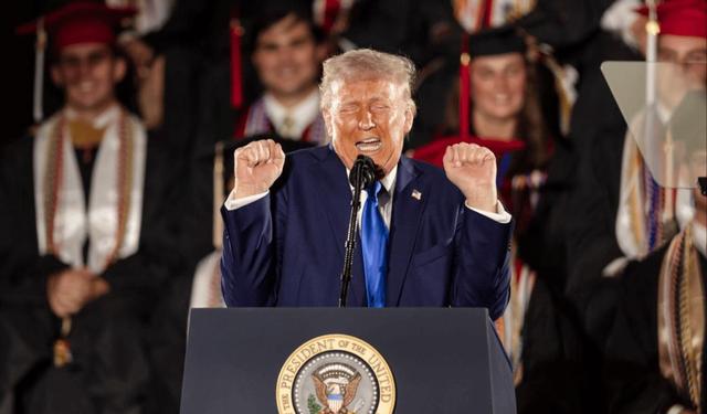 9名大法官罕见意见一致，对华关税或再下降10%，特朗普败局已定