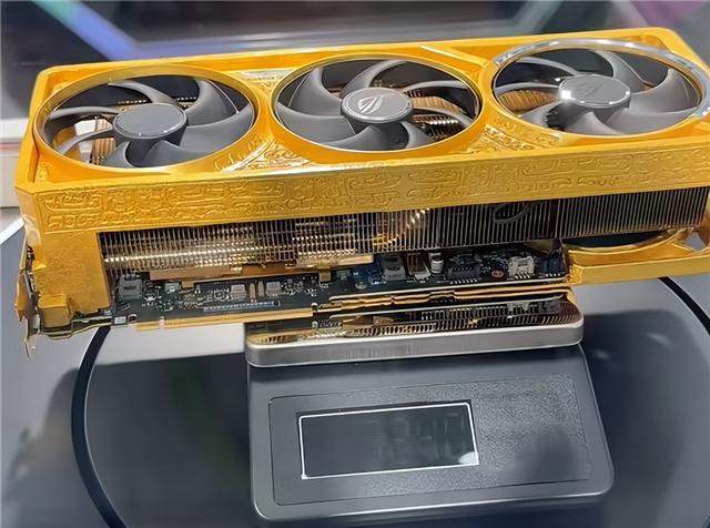 500多万 史上最贵！华硕打造纯黄金版RTX 5090D显卡 用了足足5公斤
