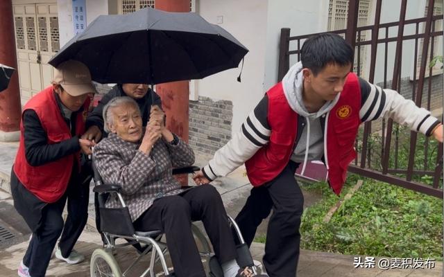 麦积烟雨最动人，雨天服务更暖心 麦积山暖心服务保障游客“烟雨之旅”