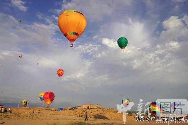 2025年全国热气球挑战赛在内蒙古磴口县举办