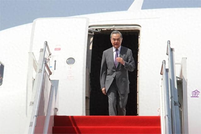 改完行程后	，王毅被高规格接待，中方坐上专车，美国威胁非洲小国