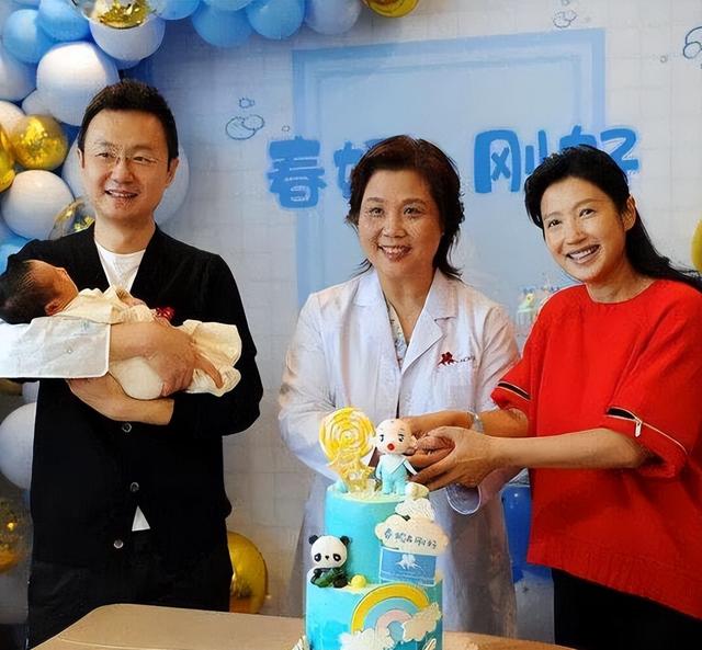 春妮没想到，丈夫刚强出席阅兵解说没多久，6岁儿子又给自己争光