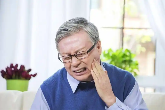 研究发现：每顿饭后要漱口的人，用不了半年，牙齿或出现4种改变