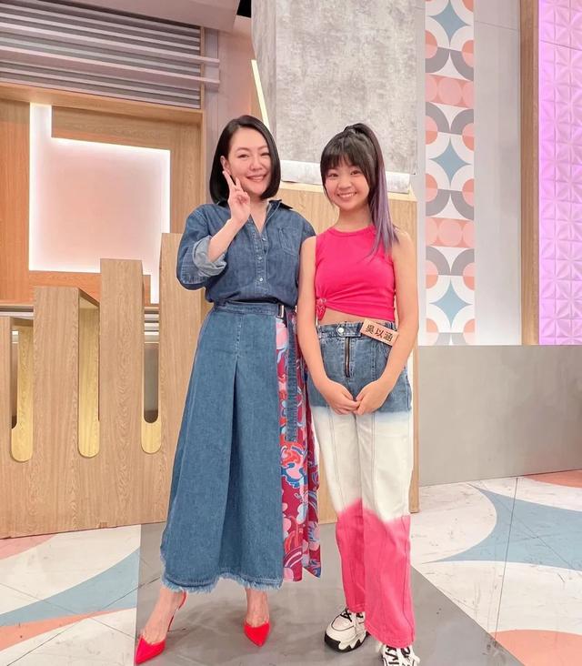 还记得《俗女养成记》里的小嘉玲吗？已经16岁啦？